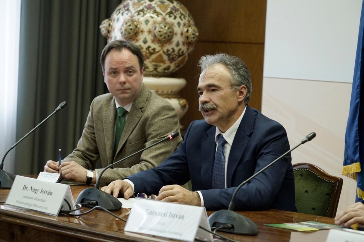 dr. Nagy István, az FM parlamenti államtitkára a magyar természetjárás továbbfejlesztéséről írt alá együttműködést