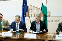 dr. Nagy István, az FM parlamenti államtitkára a magyar természetjárás továbbfejlesztéséről írt alá együttműködést